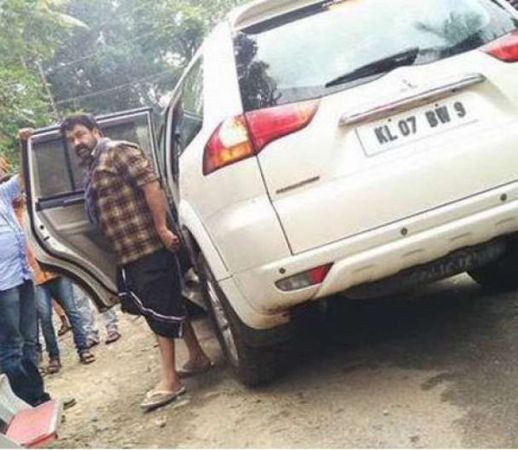 Malayalam superstar Mohanlal met with an accident on 28 January, while he was on his way to the sets of his upcoming movie "Pulimurugan" in Illithode in Malayatoor, Kerala.  The actor miraculously escaped after the car, in which he was travelling, was hit by a speeding tipper on Thursday morning, reported Manorama Online. However, the actor has not sustained any injury.   This is not the first time an accident has been reported from the sets of "Pulimurugan". A few months ago, the makers of "Pulimurugan" had released a video from the shooting location that showed director Vysakh having a narrow escape during a risky car chase rehearsal. It happened when the filmmaker was giving directions to the driver during the rehearsal.  Mohanlal has met with accidents many times before during the shooting of his movies. In 2011, the actor escaped with minor injuries during a bike stunt on the sets of "Casanovva" as the motorcycle skidded off during the shoot. Even during the filming of Tamil movie "Jilla" in 2013, Mohanlal escaped when a box of firecrackers burst during the shoot of movie's intro song and five crew members were hurt in the accident.   The upcoming action thriller "Pulimurugan", directed by Vysakh, is one of the most awaited projects of the year. The movie is expected to hit the screens during Vishu season. "Pulimurugan" also has Kamalini Mukherjee, Jagapati Babu, Bala, Vinu Mohan, Suraj Venjaramoodu and Kishore in pivotal roles.   Recently, the actor was in the news for celebrating the 16th anniversary of his blockbuster Shaji Kailas movie "Narasimham" on the sets of "Pulimurugan".